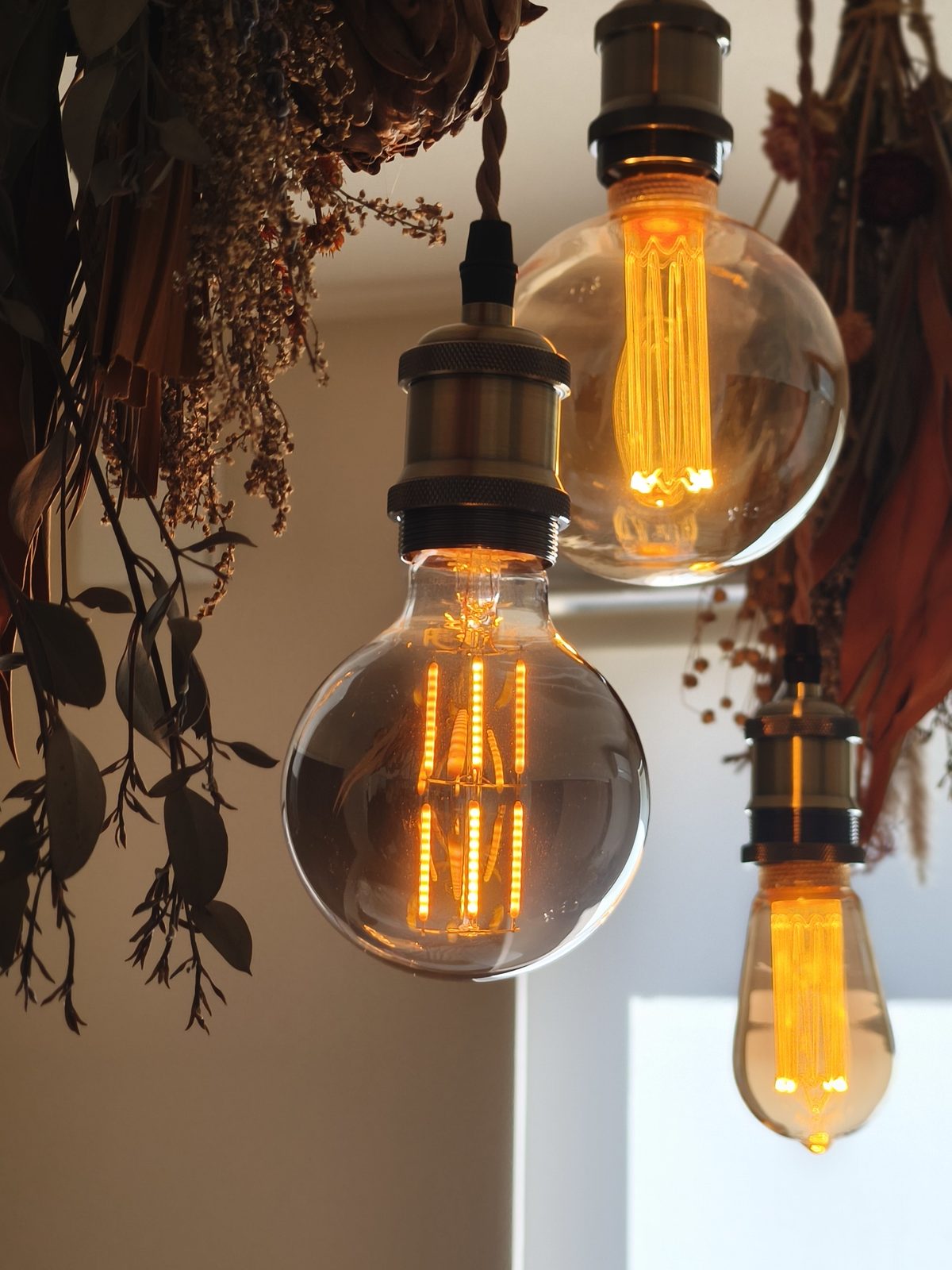 寝室のダクトレールに吊るしたNOSTALGIAとIKEAの電球が点灯している様子