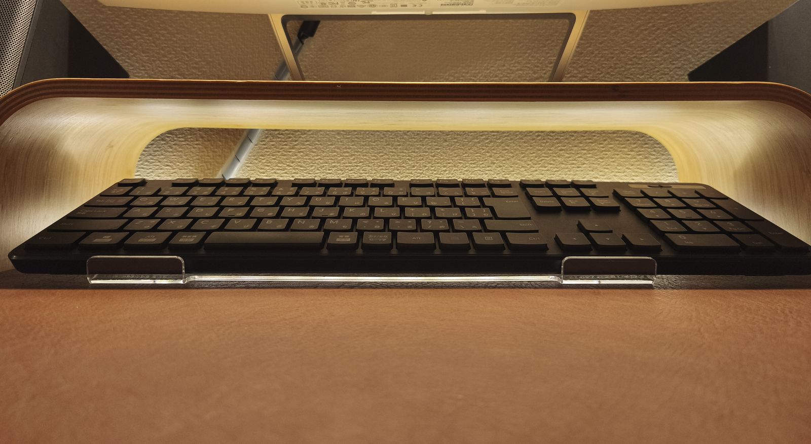 モニター台の下にキーボードをしまったところ