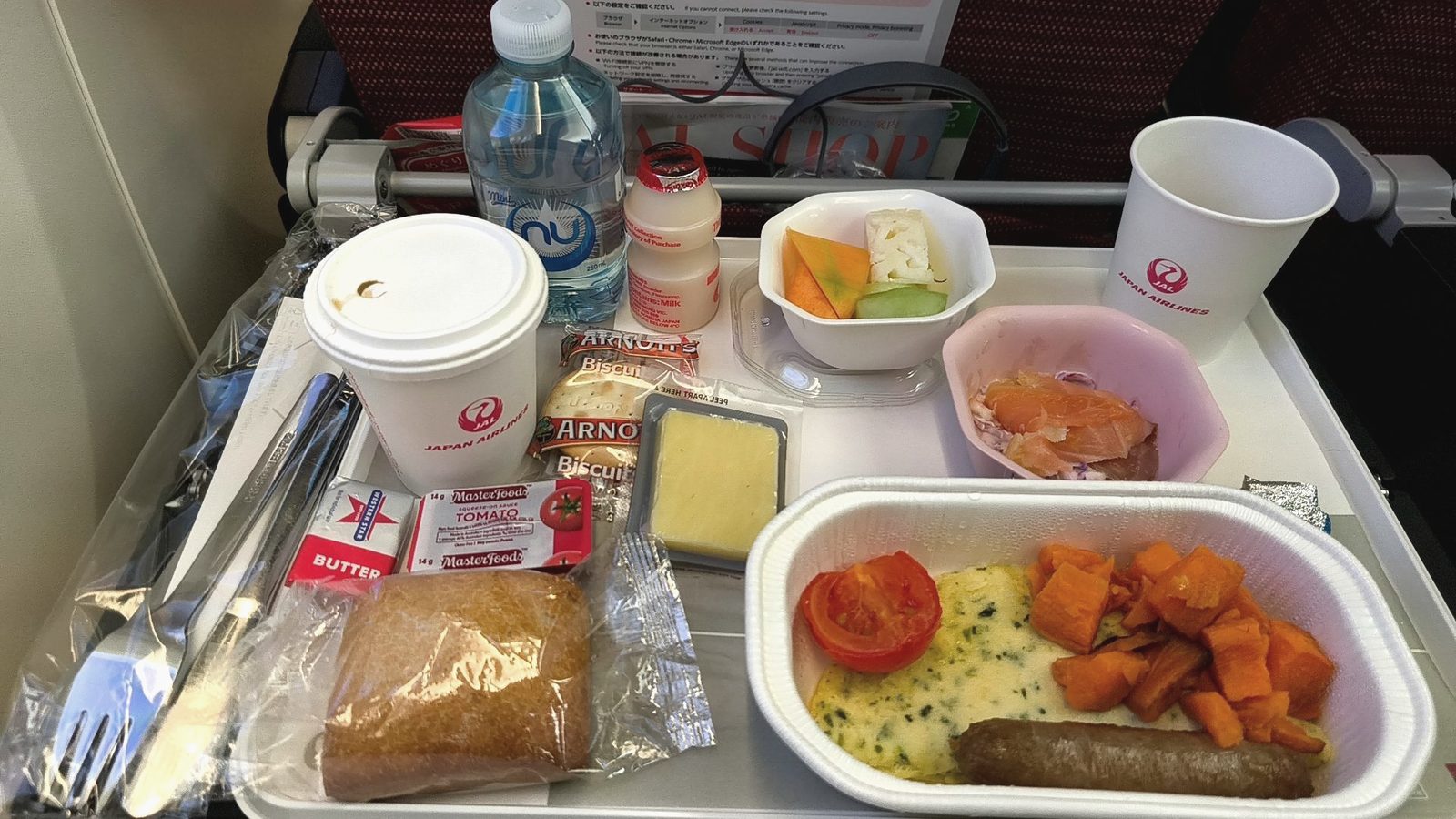 JALメルボルン→成田便エコノミーの朝食（オムレツ、ソーセージ、スモークサーモン、フルーツ）