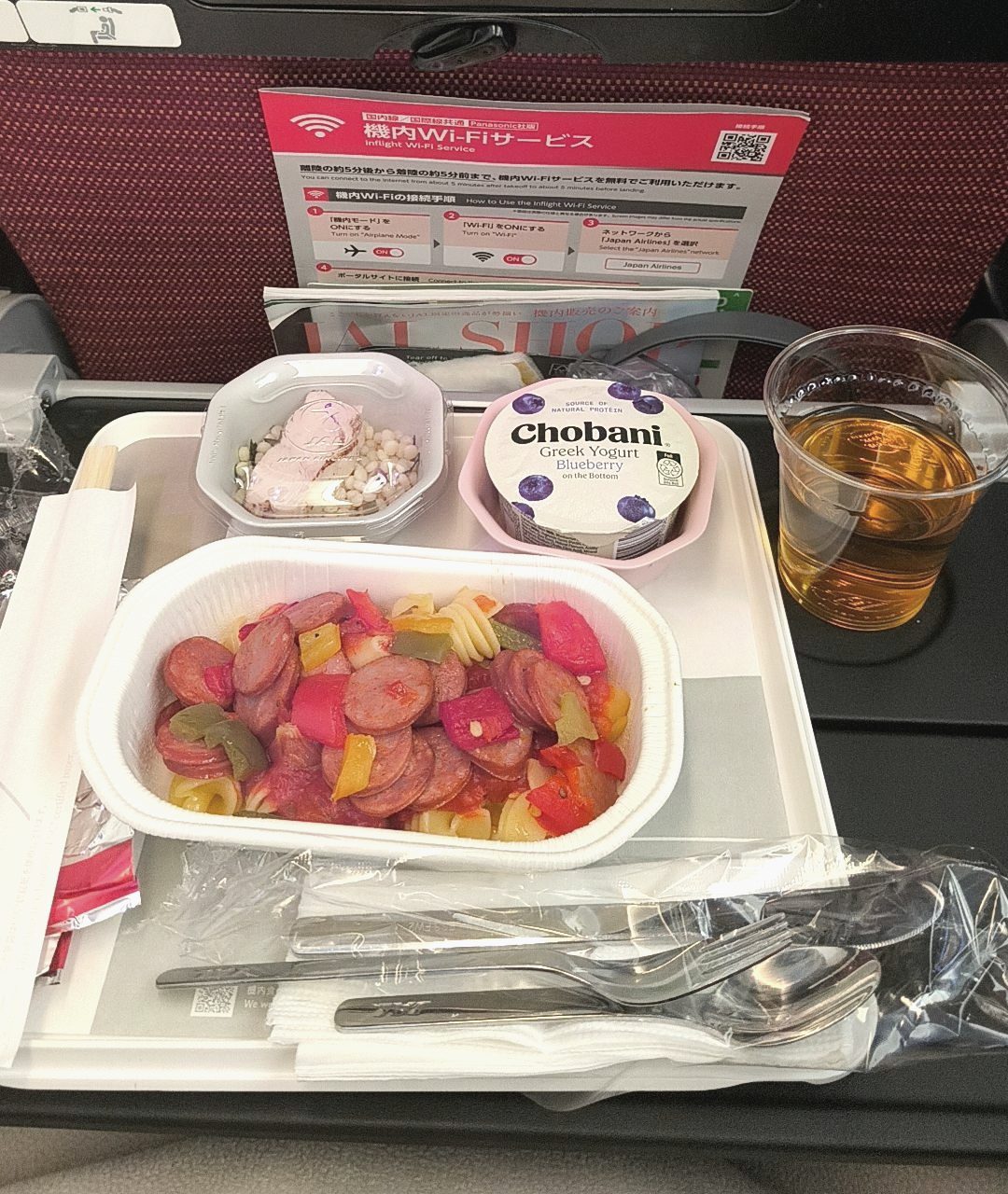 JALメルボルン→成田便エコノミーの昼食（ソーセージと野菜のトマトパスタ、デザート、ヨーグルト）