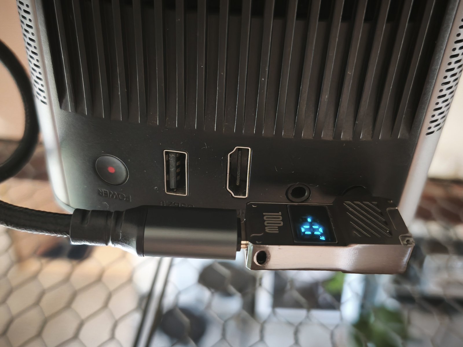 HALOの電源口に差した変換アダプター