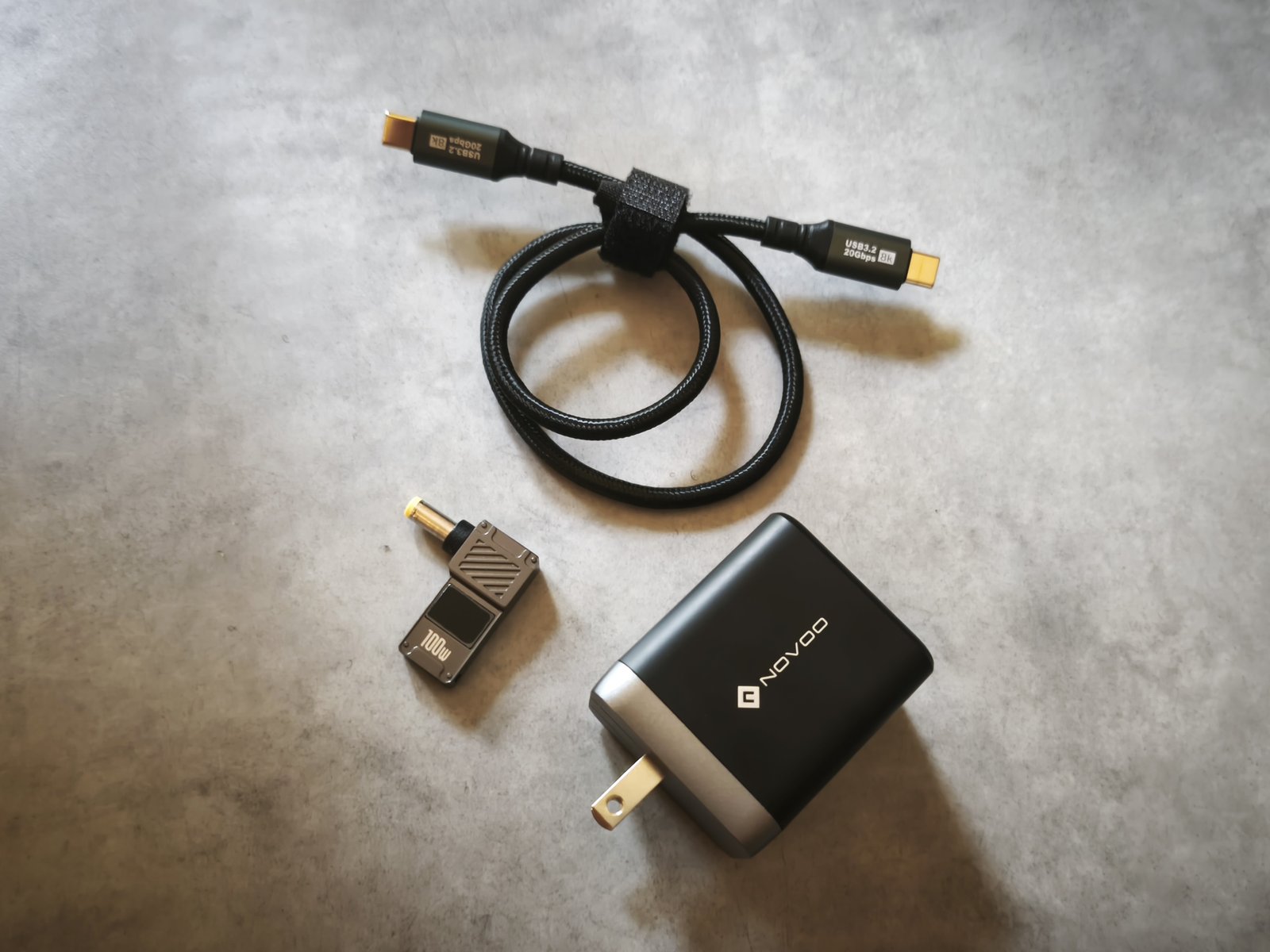 100WのUSB-C充電器とケーブル、変換アダプター