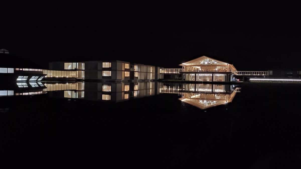 夜の水面に映るSUIDEN TERRASSEの灯り