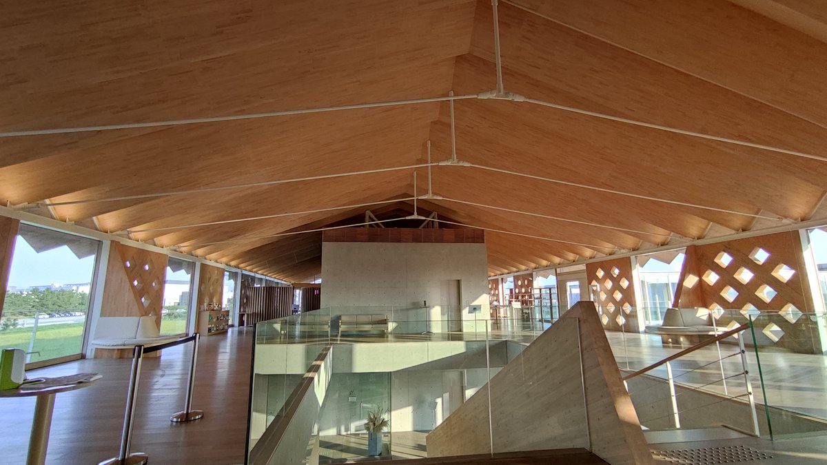SUIDEN TERRASSEの木の天井が広がる館内